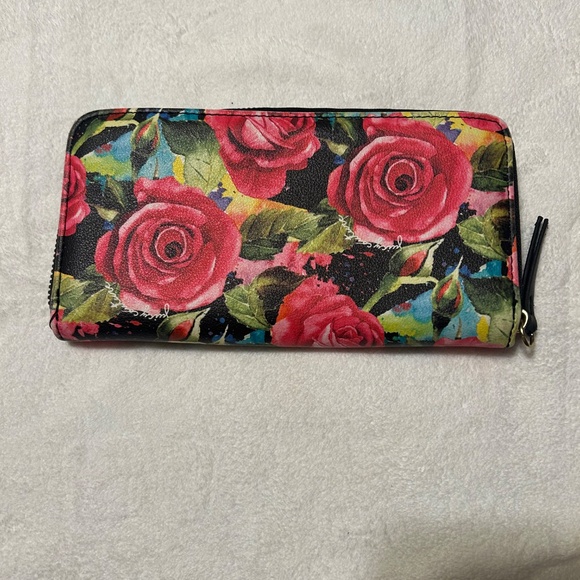 Juicy Couture Wallet with Red Roses - Picture 2 of 8